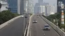 Suasana arus lalu lintas di sepanjang Jalan Layang Non Tol Kampung Melayu – Tanah Abang, Jakarta Rabu (27/6). Pemerintah menetapkan libur nasional Pilkada Serentak yang digelar 171 daerah. (Liputan6.com/Arya Manggala)