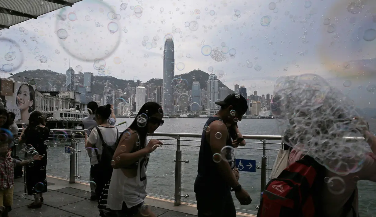 Gelembung berterbangan selama pertunjukan seni Bubble Up yang dibuat oleh seniman asal Jepang, Shinji Ohmaki, di Hong Kong, 2 Agustus 2017. (AP Photo/Kin Cheung)