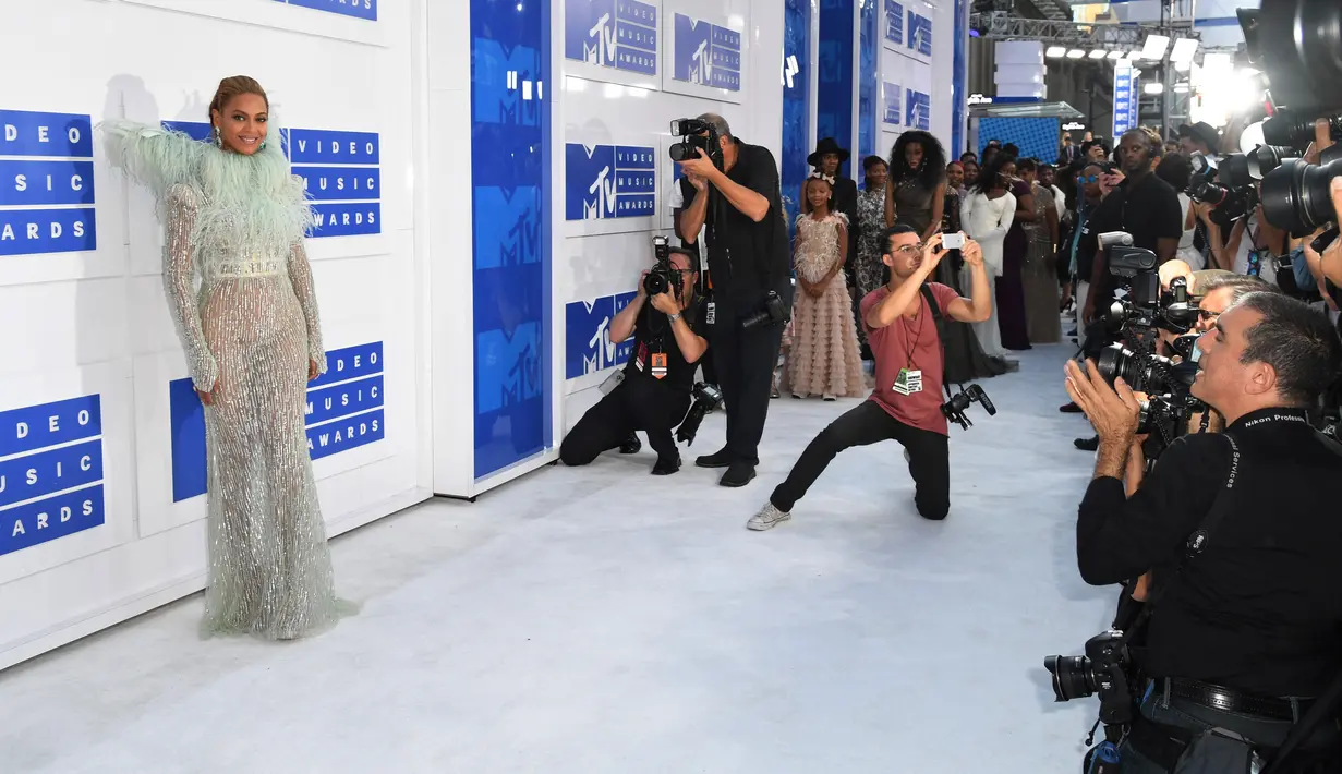 Sejumlah fotografer mengambil gambar Beyonce di karpet merah ajang MTV Video Music Awards (VMA) 2016 di New York, Minggu (28/8). Istri musisi Jay Z itu mencuri perhatian dengan gaun dramatis yang dihiasi kristal serta bulu. (AFP PHOTO/Angela Weiss)