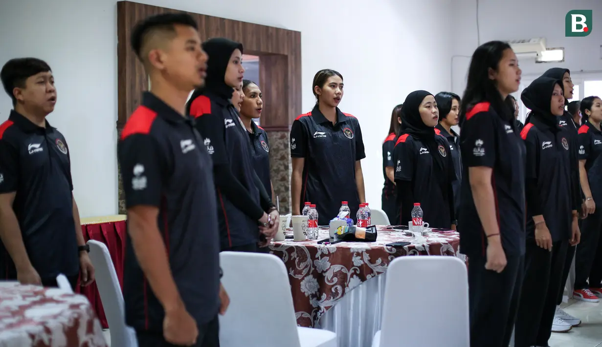 <p>Sejumlah pemain Timnas Voli Indonesia menyanyikan lagu Indonesia saat acara pelepasan untuk SEA Games 2023 Kamboja di Padepokan Voli Jenderal Polisi Kunarto, Sentul, Sabtu (29/04/2023). (Bola.com/Bagaskara Lazuardi)</p>