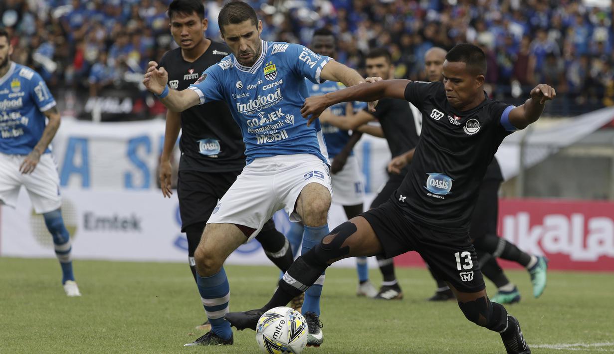 Gelandang Persib Bandung, Srdan Lopicic, berebut bola dengan gelandang TIRA Persikabo, Manahati Lestusen, pada laga Piala Presiden 2019 di Stadion Si Jalak Harupat, Bandung, Sabtu (2/3). Persib kalah 1-2 dari TIRA. (Bola.com/Yoppy Renato)