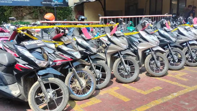 Sejumlah motor hasil curian yang hendak dikirim ke Lampung Tengah dengan truk berhasil digagalkan polisi saat melintas di Jalan Tol. (Liputan6.com/Ady Anugrahadi)