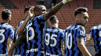 Pemain Inter Milan Ashley Young bersama rekan-rekannya merayakan golnya ke gawang Udinese dalam laga terakhir Liga Italia Serie A di Giuseppe Meazza, Minggu (23/5/2021). (AP Photo/Nicola Marfisi)