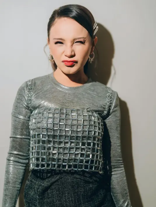 Vest kotak-kotak dengan warna silver jadi sentuhan playful di penampilan Rossa. [@itsrossa910]