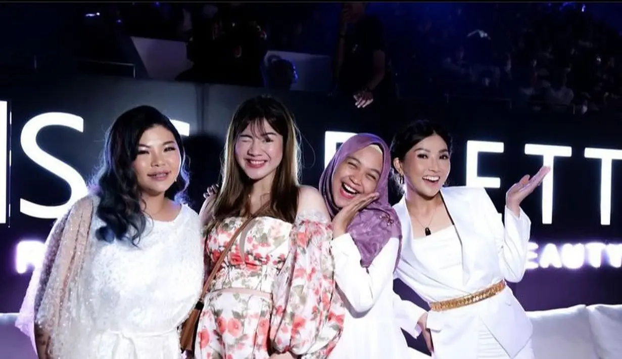 Calon mama dua anak ini tampak berpose ekspresif dengan rekan-rekan selebritis.  (Instagram/felicyangelista_).