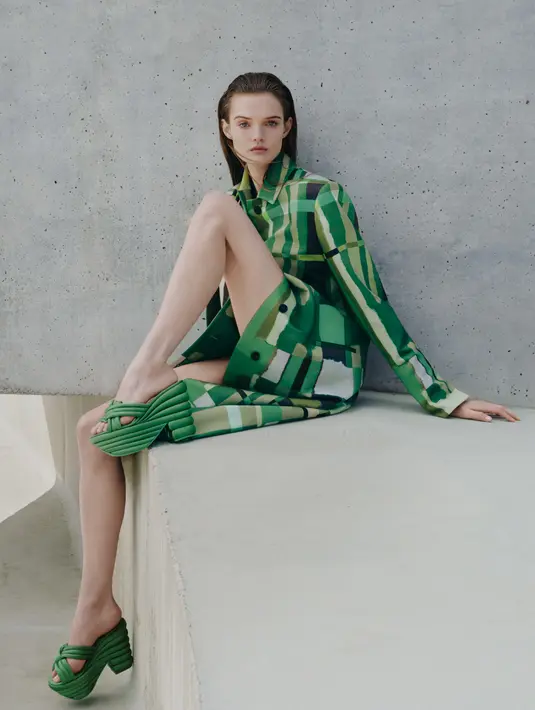 Intip juga sandal Rainbow ikonik Ferragamo, yang pertama kali dirancang untuk Judy Garland pada tahun 1938, kini hadir
ditafsirkan ulang oleh Davis. Dalam bentuk mules dengan detail open toe tanpa ankle straps, terlihat jelas semangat kemewahan khas Hollywood yang beroktan tinggi, dibingkai ulang dengan santai, dan modern. / Foto dok : Ferragamo.