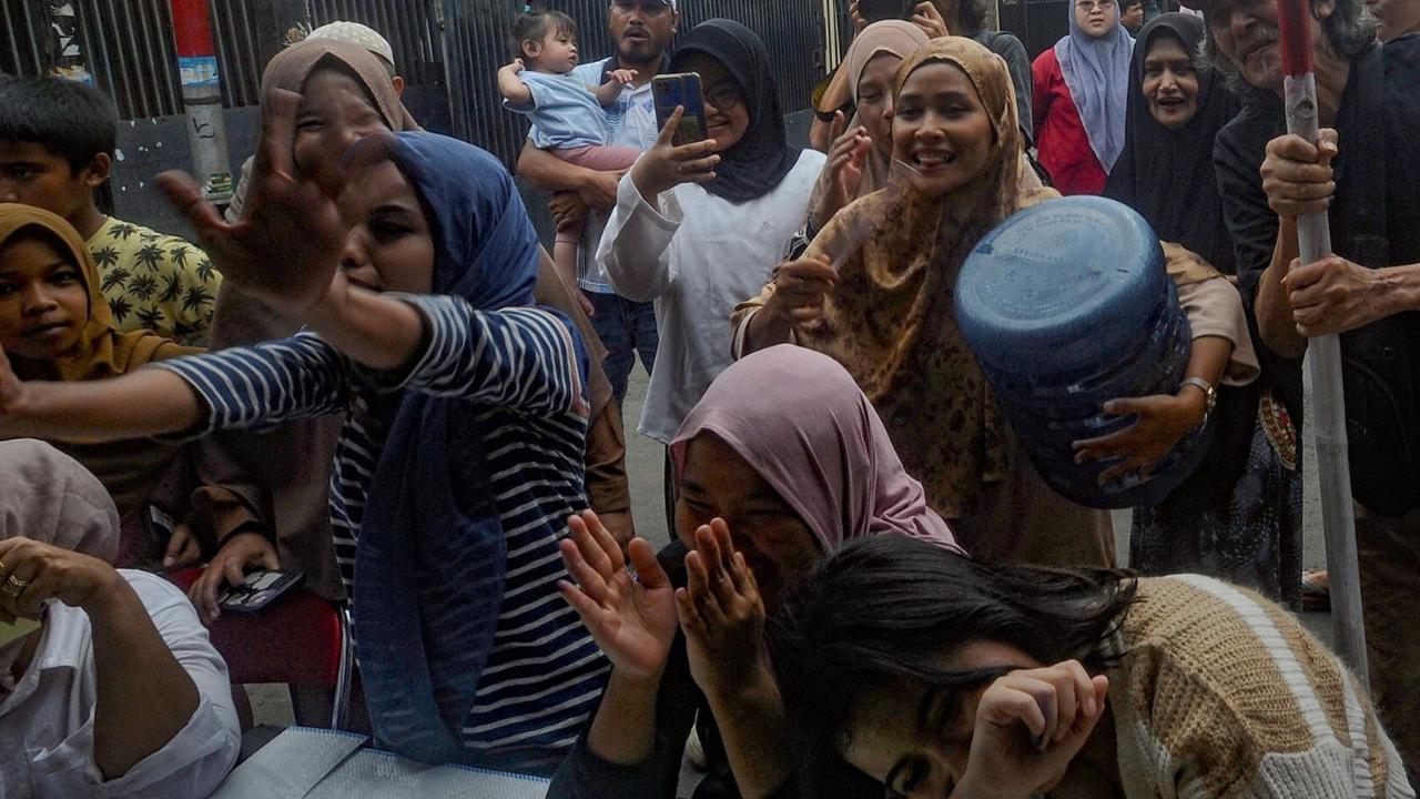 Antusiasme warga tampak meriah saat menyaksikan proses penghitungan suara di TPS tersebut yang  didominasi para pemilih 01.&nbsp;Foto: merdeka.com / arie basuki