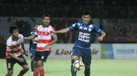 Gelandang Arema FC, Hanif Sjahbandi, dapat pengalaman baru saat tandang ke markas Madura United. (Bola.com/Iwan Setiawan)