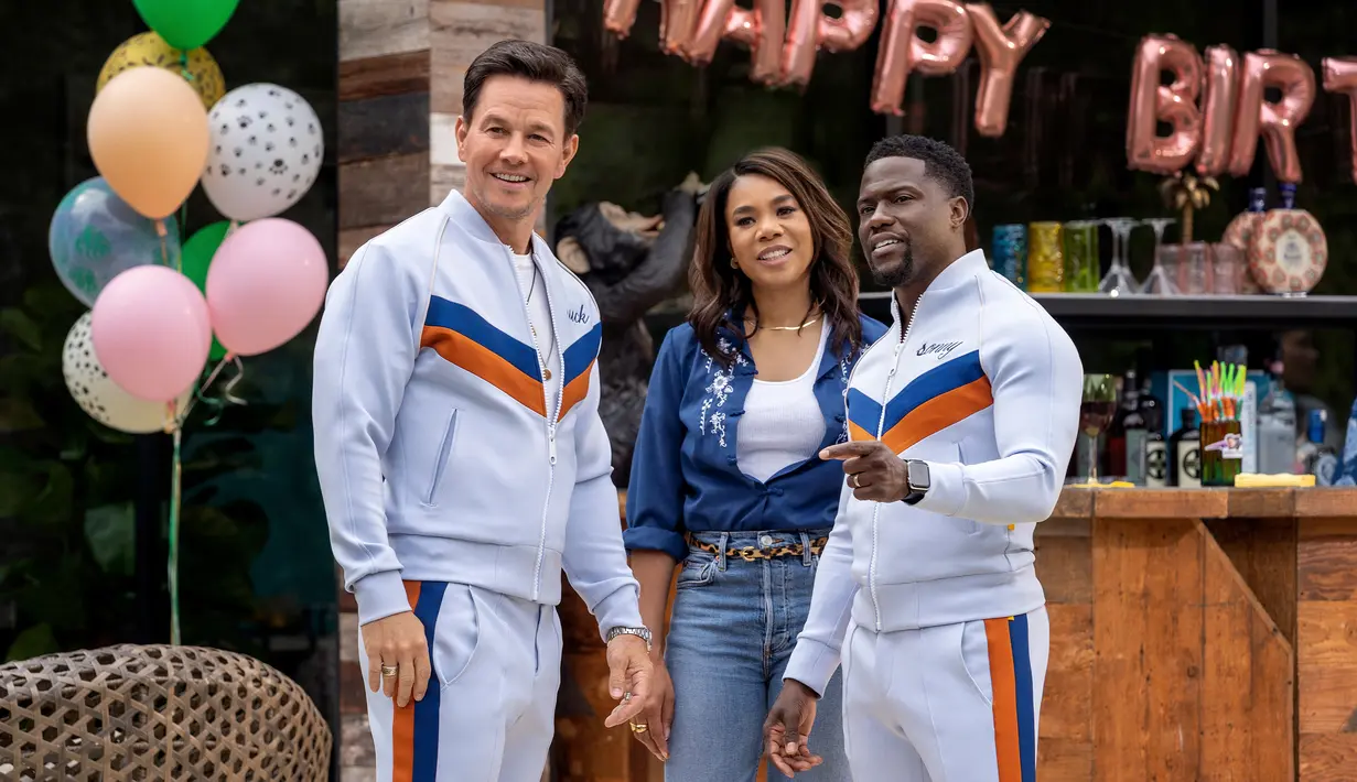 Gambar yang dirilis oleh Netflix ini menunjukkan Mark Wahlberg (kiri), Regina Hall (tengah), dan Kevin Hart dalam adegan film Me Time. Berdurasi 1 jam 41 menit, film ini dibintangi oleh Kevin Hart, Mark Wahlberg, dan Regina Hall. (Saeed Adyani/Netflix via AP)
