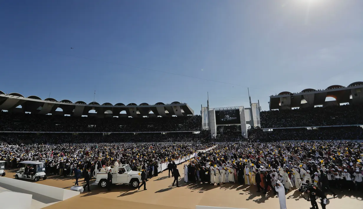 Suasana kedatangan Paus Fransiskus saat tiba untuk mengadakan misa di Stadion Zayed Sports City di Abu Dhabi, Uni Emirat Arab, Selasa (5/2). Ini merupakan kunjungan bersejarah Paus Fransiskus di Jazirah Arab. (AP Photo/Kamran Jebreili)