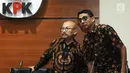Anggota Pansel MK Mas Achmad Santosa (kiri) dan Zainal Arifin bersiap memberi keterangan kepada awak media usai melakukan pertemuan di gedung KPK, Jakarta, Senin (9/7). (Merdeka.com/Dwi Narwoko)