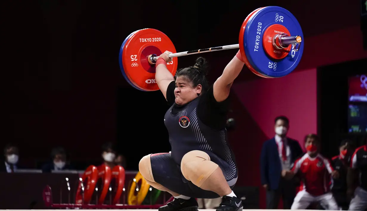 Lifter Indonesia Nurul Akmal berlaga pada cabang angkat besi +87 kg putri Olimpiade Tokyo 2020 di Tokyo, Jepang, Senin (2/8/2021). Nurul Akmal hanya berada di posisi lima dengan total angkat 256 kg. (AP Photo/Seth Wenig)