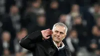 Pelatih Manchester United, Jose Mourinho, merayakan kemenangan atas Manchester United pada laga Liga Champions di Stadion Allianz, Turin, Rabu (7/11). Juventus kalah 1-2 dari MU. (AFP/Marco Bertorello)