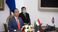 Menteri Kesehatan Republik Indonesia, Terawan Agus Putranto, duduk di belakang Presiden Jokowi sambil mengenakan masker saat mengikuti KTT ASEAN Khusus Tentang COVID-19. (Foto: Lukas - Biro Pers Sekretariat Presiden)