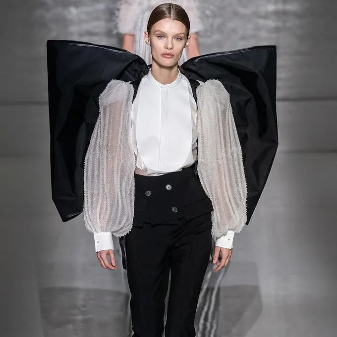 Gaya Potongan Bahu Kate Middleton Jadi Inspirasi Givency di Paris Couture Week