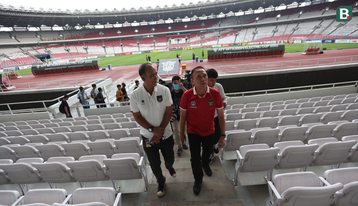 <p>Ketua PSSI, Mochamad Iriawan (kanan) dan Head of Infrastructure Safety and Security PSSI, Adi Nugroho meninjau kesiapan Stadion Utama Gelora Bung Karno (SUGBK) menjelang laga perdana Timnas Indonesia melawan Timnas Kamboja pada perhelatan Piala AFF 2022, Kamis (22/12/2022). (Bola.com/Bagaskara Lazuardi)</p>