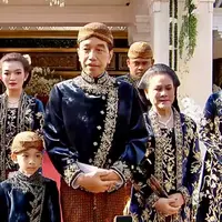 Busana adat khas Solo jadi seragam keluarga Jokowi untuk ngunduh mantu Kaesang Pangarep dan Erina Gudono. YouTube/Presiden Joko Widodo.