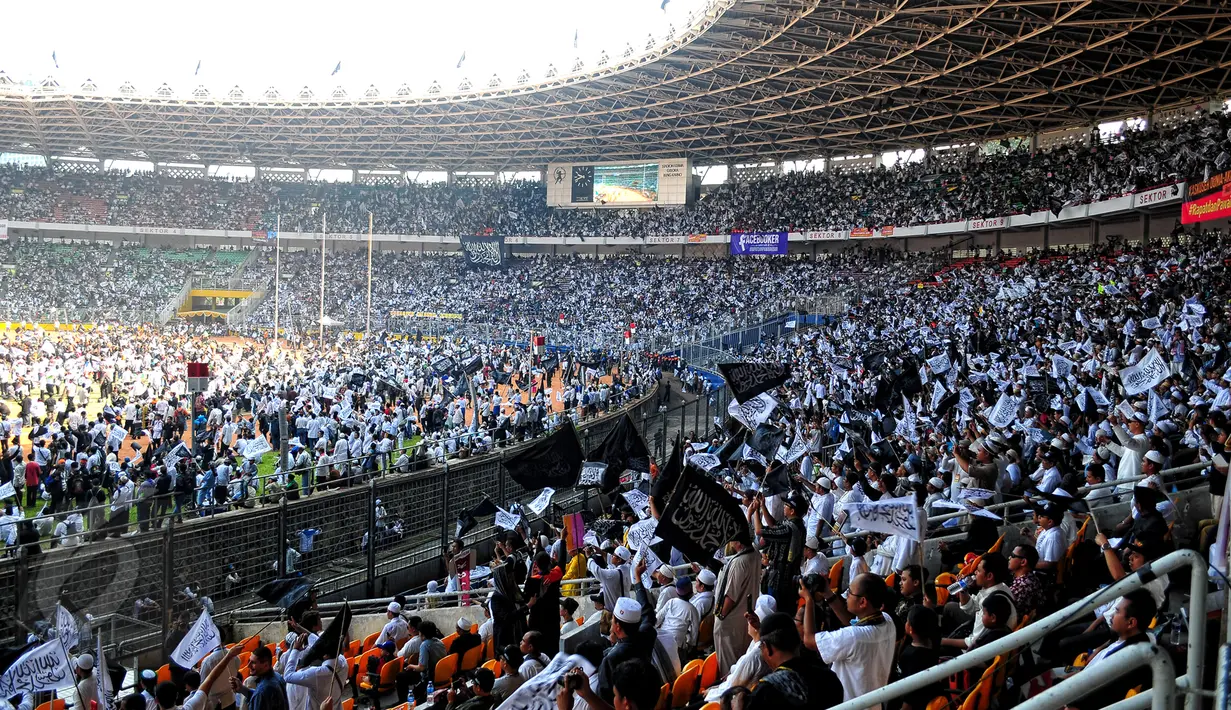 Ribuan jamaah Hizbut Tahrir Indonesia (HTI) yang didominasi pakaian berwarna putih itu menghadiri Rapat dan Pawai Akbar (RPA) 2015 bertema "Bersama Umat Tegakkan Khilafah" di Stadion Gelora Bung Karno, Jakarta, Sabtu (30/5). (Liputan6.com/Yoppy Renato)