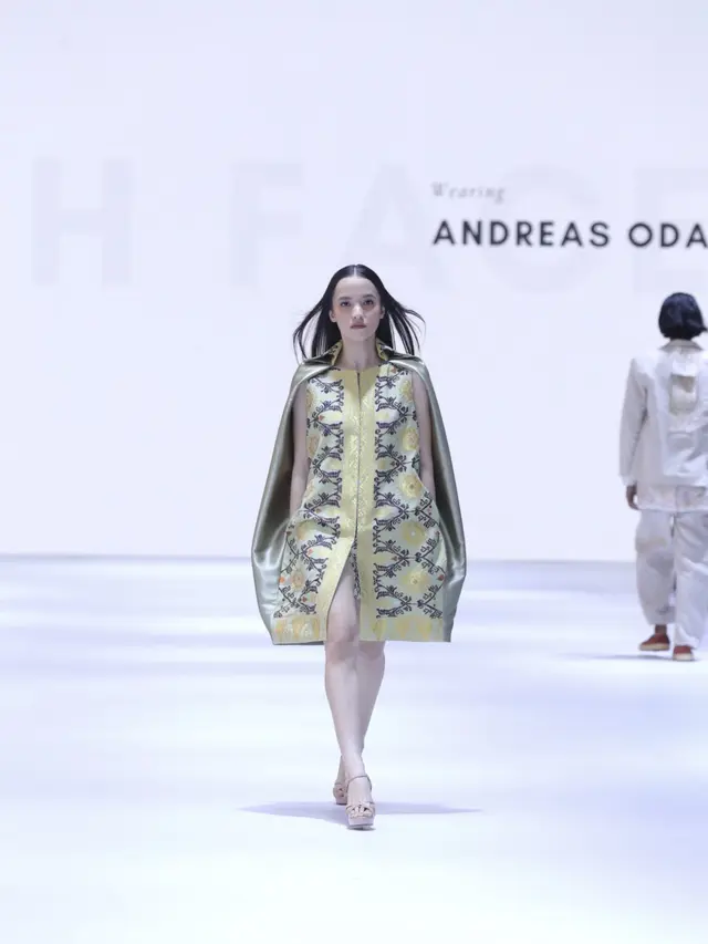 Parade Kain Nusantara di Opening Show Jakarta Fashion Week 2025