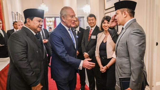 Momen Seskab Teddy Berbincang dan Beri Salam Hormat ke Raja Charles III