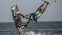 Adalberto Gomez, Kitesurfing cilik ikut beraksi dalam kategori Free Style pada ajang  Third Kite Addict Kolombia tournamen di Cabo de la Vela, Guajira Departmen, Kolombia, (4/7/2016). (AFP/Joaquin Sarmiento)