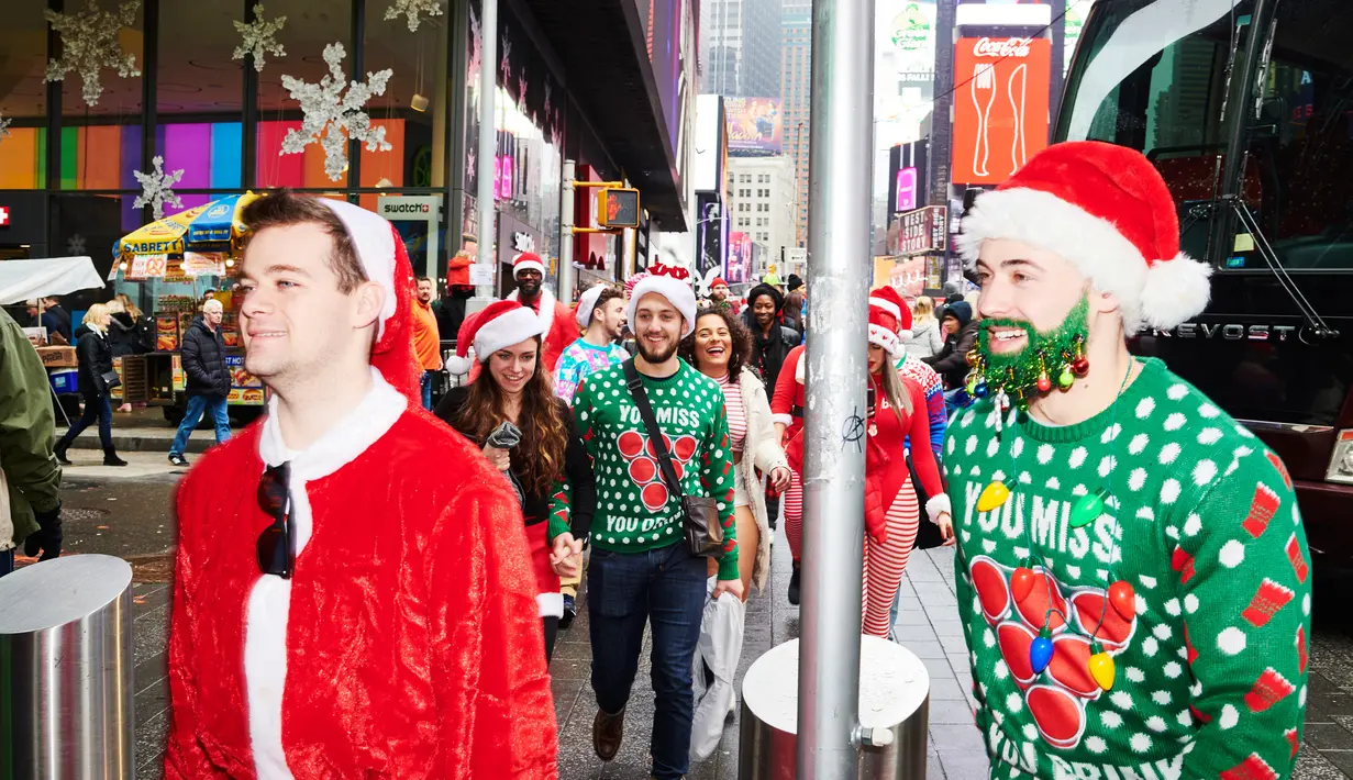 Orang-orang yang berpakaian seperti Sinterklas berpartisipasi dalam acara tahunan Santacon di New York City, Sabtu (14/12/2019). Santacon terjadi secara tradisional di hari Sabtu kedua tiap Desember. (Gabby Jones/Getty Images/AFP)