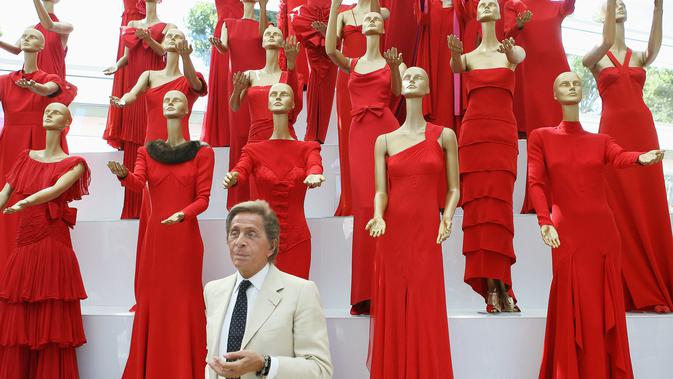 Gaun Merah Valentino: Warisan Abadi Kaisar Mode Terakhir