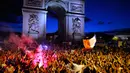 Ribuan warga meluapkan kegembiraan atas kemenangan Prancis saat menghadapi Belgia pada babak semifinal Piala Dunia 2018, Paris, Prancis, Selasa (10/7). Prancis maju ke babak final. (AP Photo/Thibault Camus)