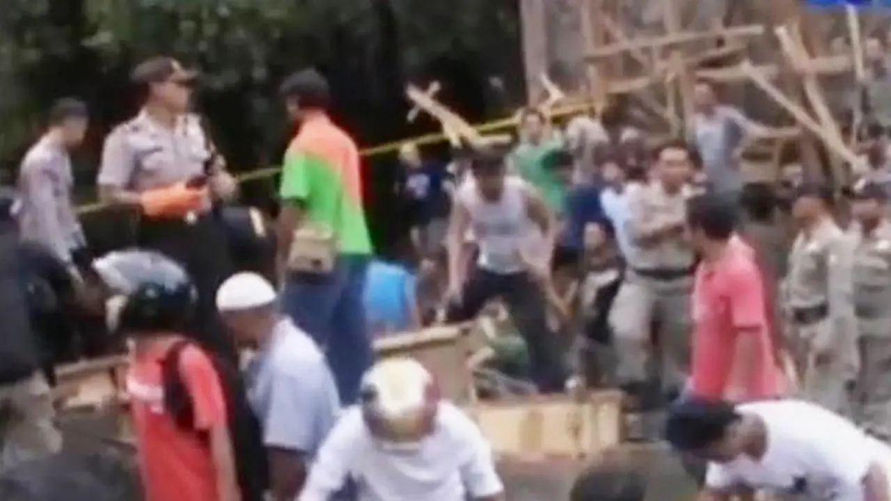 Jembatan Ambruk di Lombok Timur hingga Penembakan Orlando