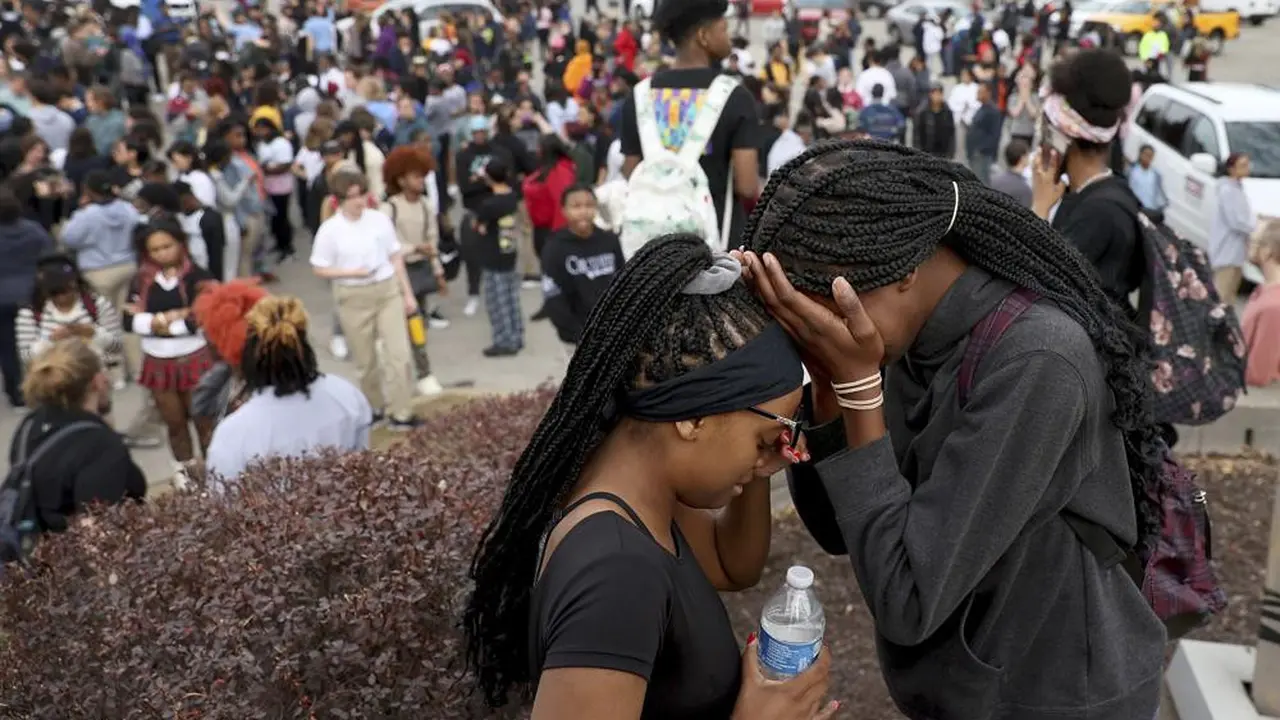 Warga sekolah Central Visual & Performing Arts High School di St. Louis evakuasi di parkiran akibat penembakan sekolah pada Senin, 24 Oktober 2022 (David Carson/St. Louis Post-Dispatch via AP)