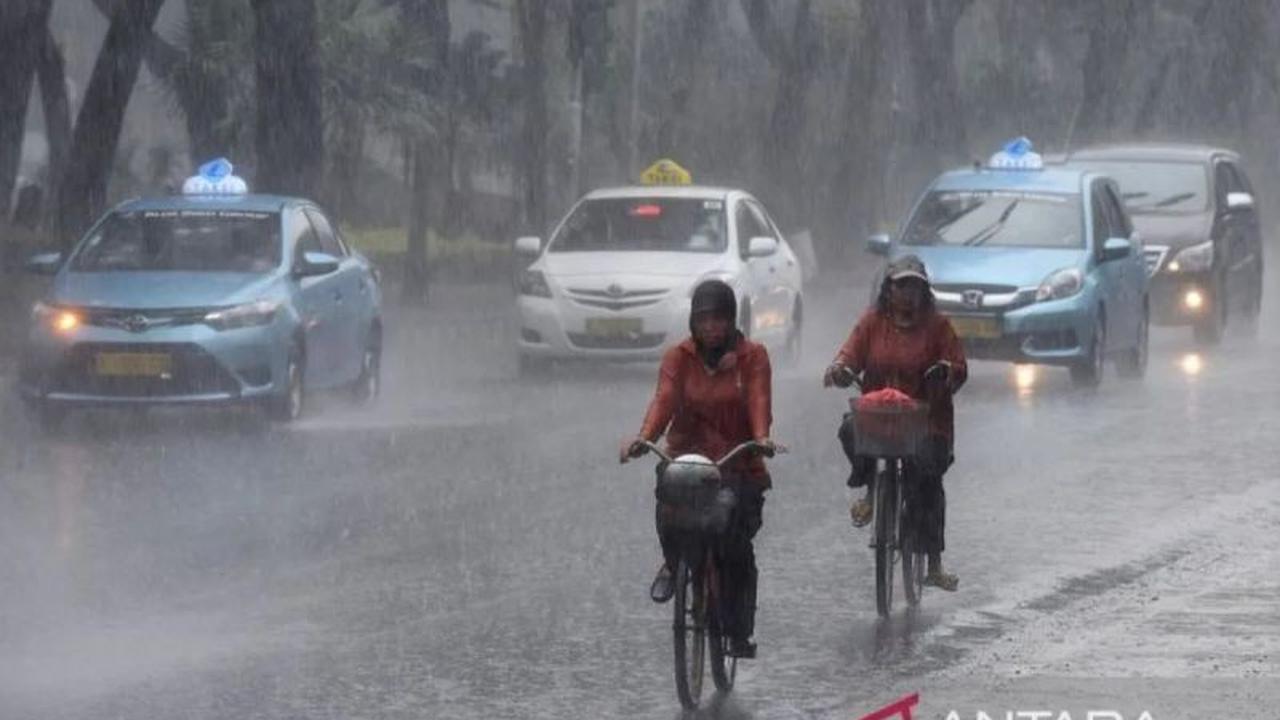 BMKG Waspada Hujan Lebat hingga Sangat Lebat di Berbagai Kota Indonesia Hari Ini