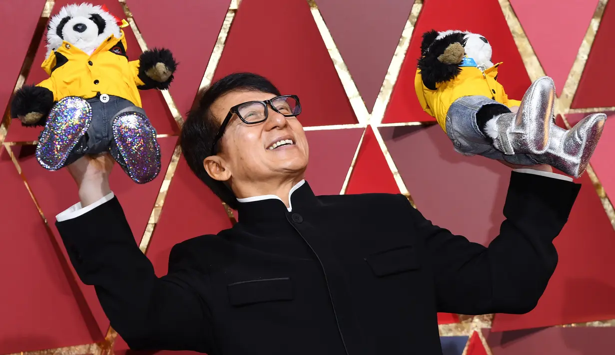Aktor Jackie Chan berpose dengan boneka panda di karpet merah Academy Awards ke-89 atau Oscar 2017 di Dolby Theatre, Los Angeles, Minggu (26/2). Jackie Chan adalah duta panda dan memiliki dua ekor panda di tanah kelahirannya. (ANGELA WEISS/AFP)