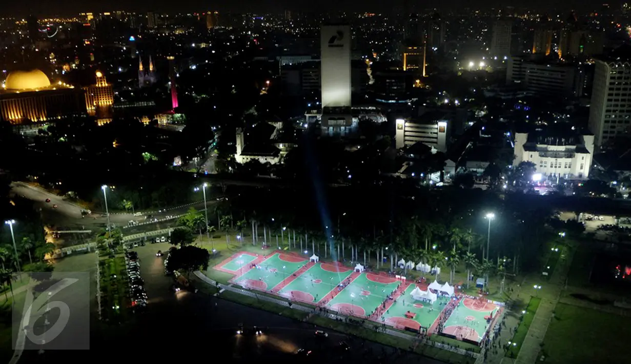 Pemandangan fasilitas olahraga di malam hari dari atas tugu Monas yang dipercantik program Gerakan INDONESIA SeGar, Jumat (27/08). Keberadaan fasilitas olah raga ini, semakin banyak warga Jakarta yang lebih aktif berolahraga. (Liputan6.com/Fery Pradolo)