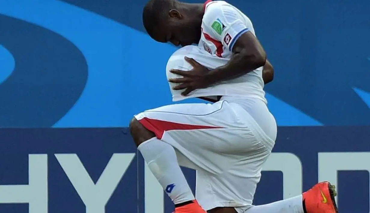 Joel Campbell penyerang dari Kostarika melakukan selebrasi unik, Brasil (14/06/2014) (AFP Photo/Gabriel Bouys)