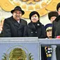 Pemimpin Korea Utara Kim Jong Un (tengah kiri) dan putrinya diduga bernama Ju Ae (tengah kanan) menghadiri parade militer untuk memperingati 75 tahun berdirinya Tentara Rakyat Korea di Lapangan Kim Il Sung, Pyongyang, Korea Utara, 8 Februari 2023. Parade militer besar-besaran tersebut memamerkan perangkat keras terbaru dari persenjataan nuklir Korea Utara yang berkembang pesat. (STR/KCNA VIA KNS/AFP)