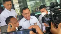 Ketua KPK Firli Bahuri usai diperiksa Dewan Pengawas KPK atas kasus dugaan pelanggaran etik terkait pertemuannya dengan mantan Mentan Syahrul Yasin Limpo yang berujung pemerasan. (Liputan6.com/Fachrur Rozie)