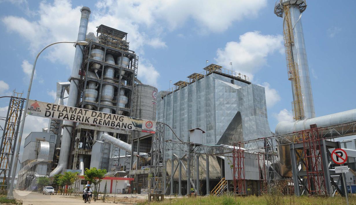 Pekerja melintasi pintu masuk pabrik PT Semen Indonesia di Rembang, Jawa Tengah, Kamis (16/3). Tahapan pembangunan pabrik semen yang dibangun di atas seluas 57 hektare tersebut telah mencapai 96,63 persen. (Liputan6.com/Gempur M Surya)