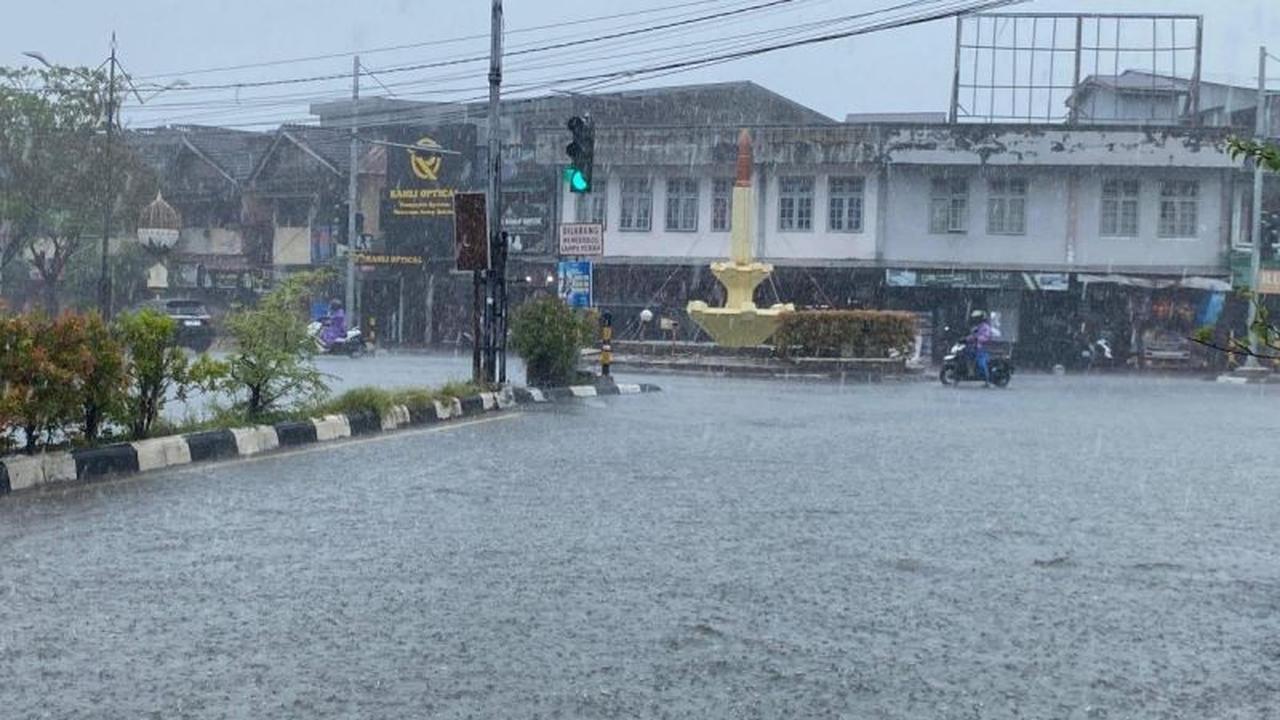 Fakta Unik: Hujan Deras Bantu Pemadaman Karhutla di Pantai Barat Selatan Aceh, BMKG Beri Imbauan Penting