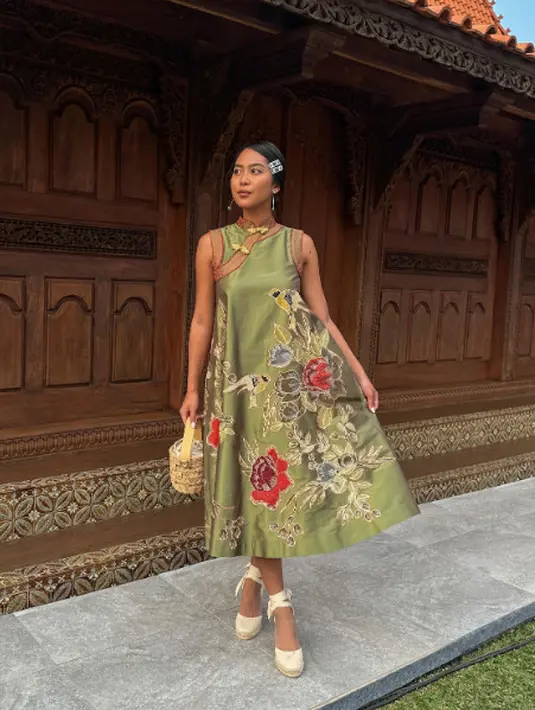 Eliza Rahajeng hadir dengan dress sleeveless bergaya cheongsam berwarna hijau dan heels putih [@elizrahajeng]