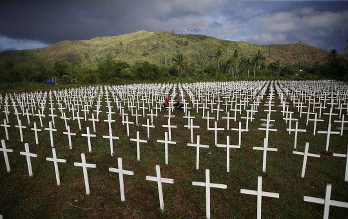 Jelang dua tahun Topan Haiyan, warga Filipina ziarah kuburan massal