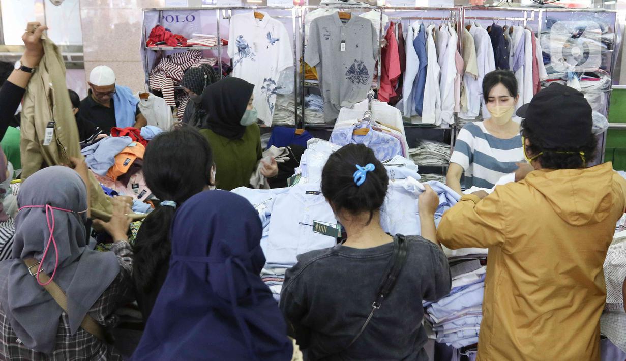 <p>Calon pembeli memilih baju di Pasar Tanah Abang, Jakarta, Sabtu (23/4/2022). Menjelang Lebaran, Pasar Tanah Abang dipadati pengunjung yang memburu busana atau pakaian muslim untuk menyambut Hari Raya Idul Fitri 1443 Hijriah. (Liputan6.com/Herman Zakharia)</p>