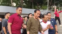 Presiden Joko Widodo atau Jokowi berjalan santai bersama istrinya Iriana di lapangan Gasibu, Kota Bandung, Jawa Barat pada Minggu (4/2/2024). (Liputan6.com/Ika Defianti).
