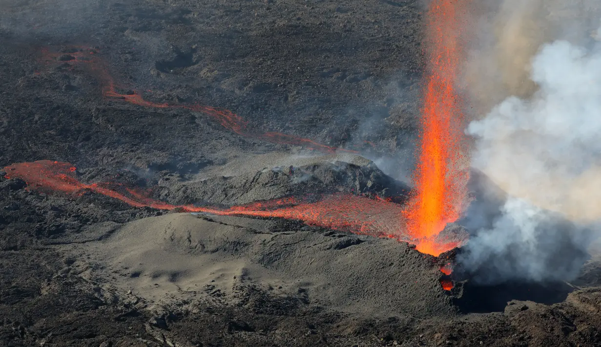 Lava pijar yang terus menyembur dari kawah Gunung Piton de la Fournaise, La Reunion, Prancis, Rabi (1/2). Gunung tersebut kembali meletus pada Selasa (31/1) malam waktu setempat dan terus menyemburkan lava pijar. (AFP Photo/Richard Bouhet)