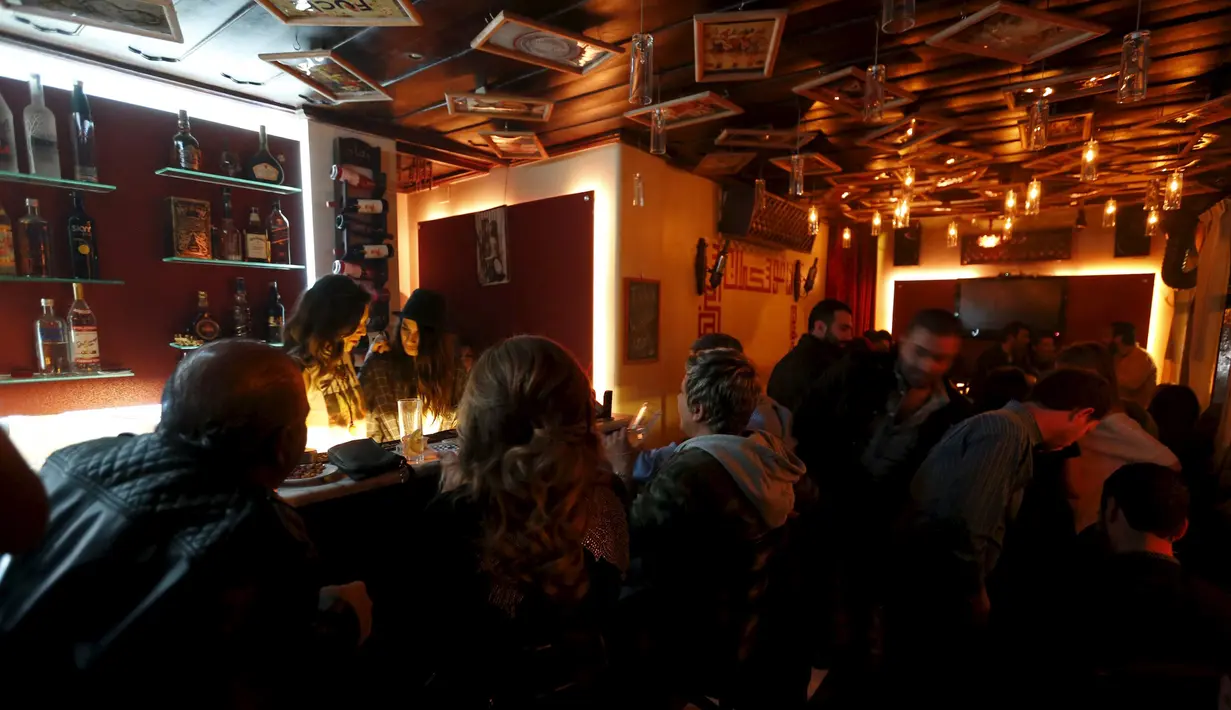 Suasana keramaian bar 80s di Damaskus, Suriah, (13/3/2016).Bahkan perang yang terjadi 5 tahun terakhir ini menewaskan lebih dari 250.000 orang. (REUTERS / Omar Sanadiki)