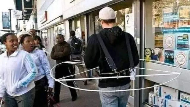 momen kocak orang jaga jarak