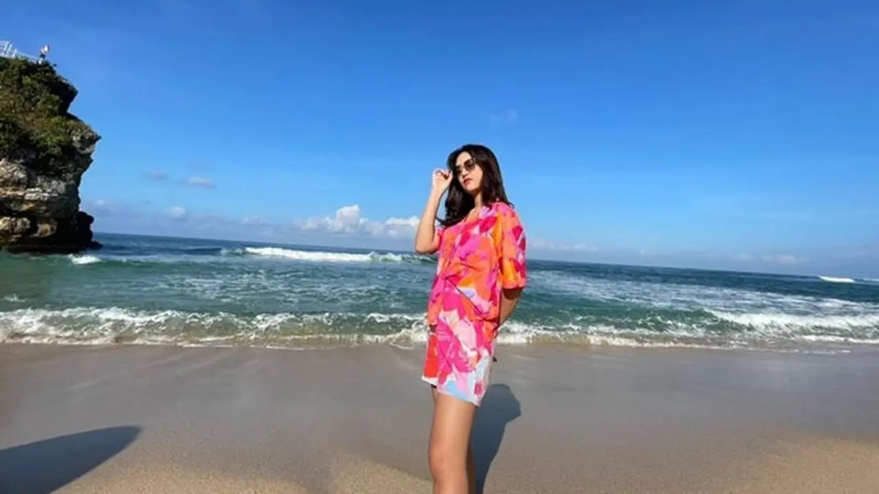 5 Gaya Santai Happy Asmara saat Lepas Penat di Pantai, Tetap Kece