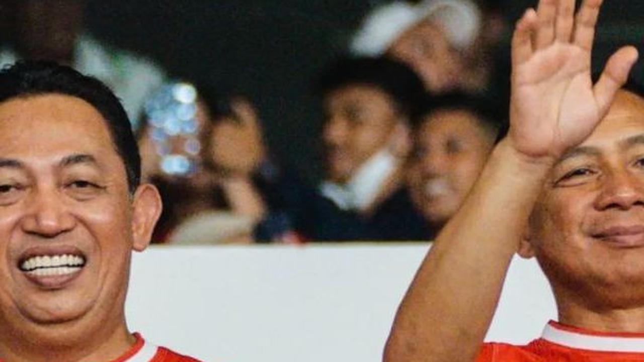 Terlihat mengenakan jersey merah, Panglima TNI duduk sebelahan dengan sahabatnya Kapolri Jenderal Listyo Sigit Prabowo.
