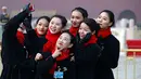Sejumlah wanita berswafoto saat pembukaan Kongres Rakyat Nasional di Beijing, China, Minggu (3/3). Kongres ini digelar setiap tahun. (AP Photo/Andy Wong)