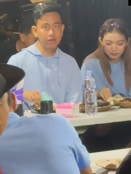 "Alhamdulillah habis, enak mas?," kata Raffi Ahmad sambil merekam dan melihat piring depan Gibran dan Selvi makanannya habis.  [Instagram/raffinagita1717]