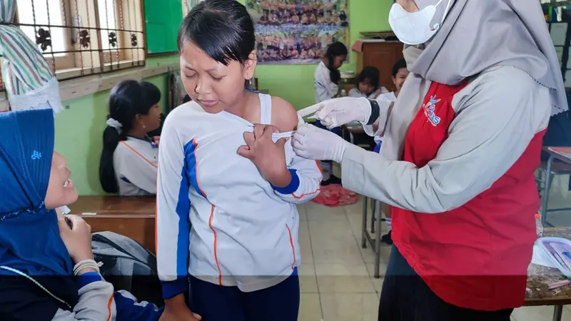 Proses pelaksanaan vaksinasi HPV terhadap siswa perempuan di Banyuwangi (Istimewa)